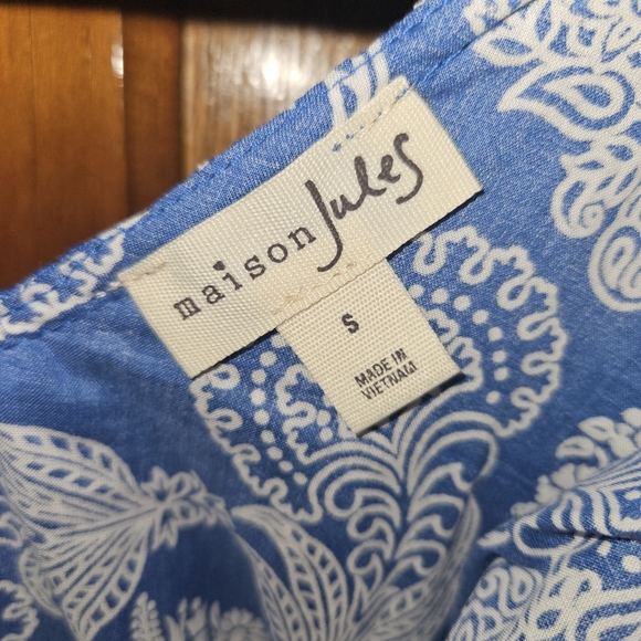 NWT Maison Jules Blue White Print Flower Paisley SLVLS Ruffle Top Womens Small - Picture 8 of 8